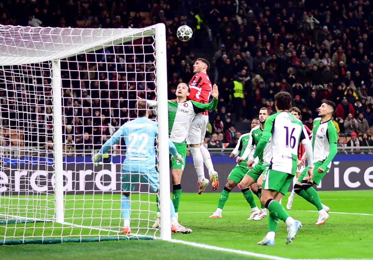 Santiago Gimenez scores with a header to put AC Milan ahead in the match.