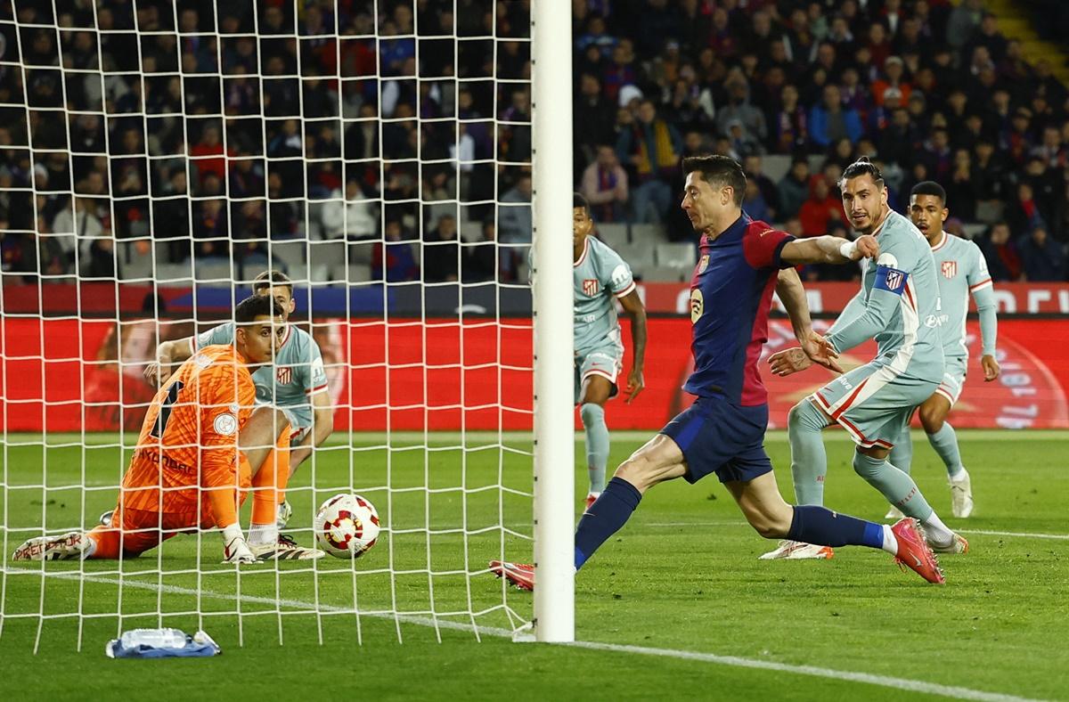 Robert Lewandowski scores Barcelona's fourth goal.