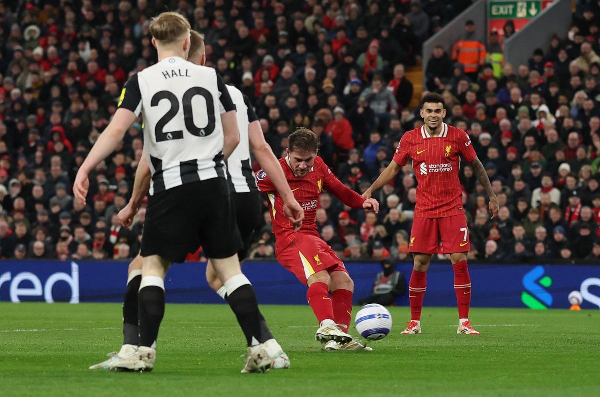 Alexis Mac Allister essays a blistering shot into the top corner for Liverpool's second goal.