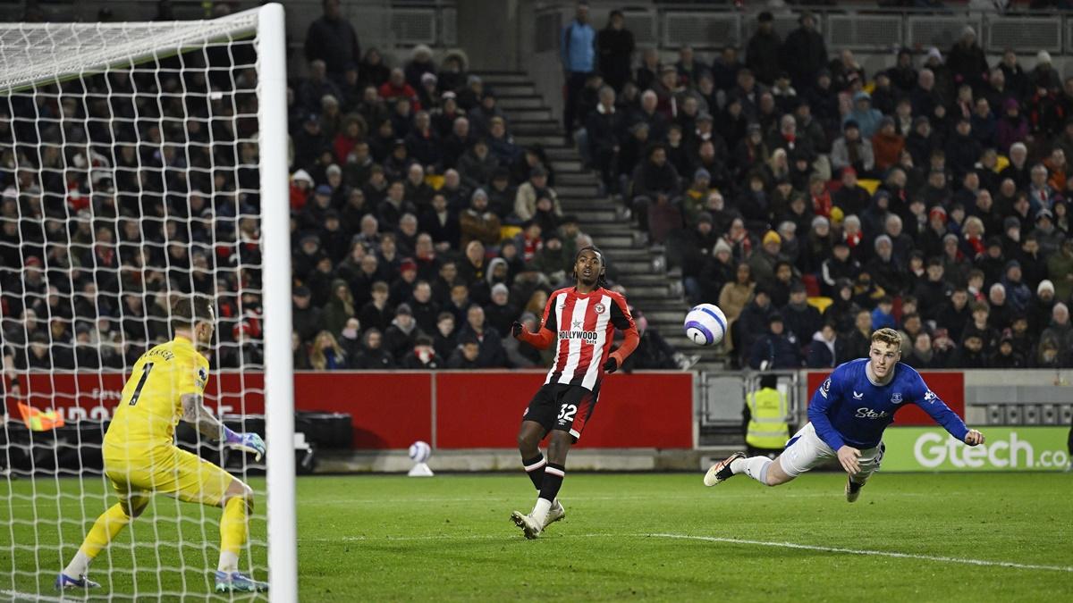 Jake O'Brien heads home Vitaliy Mykolenko’s deep cross to enable Everton hold Brentford at the GTech Community Stadium, London.