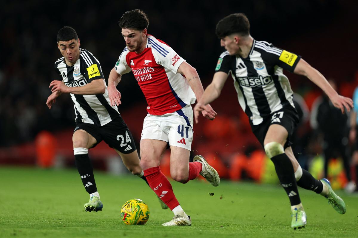 Arsenal's Declan Rice dribbles past Newcastle United's Miguel Almiron and Tino Livramento 