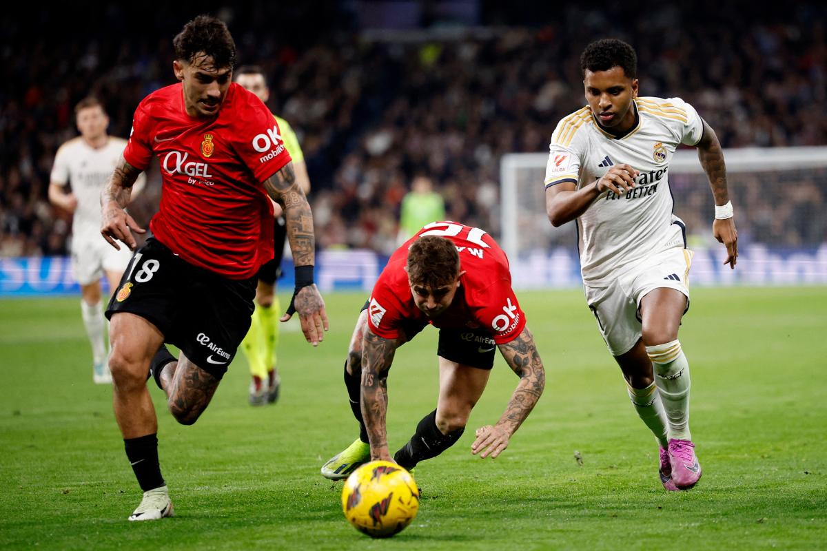 Real Madrid's Rodrygo vies with RCD Mallorca's Antonio Sanchez and Pablo Maffeo