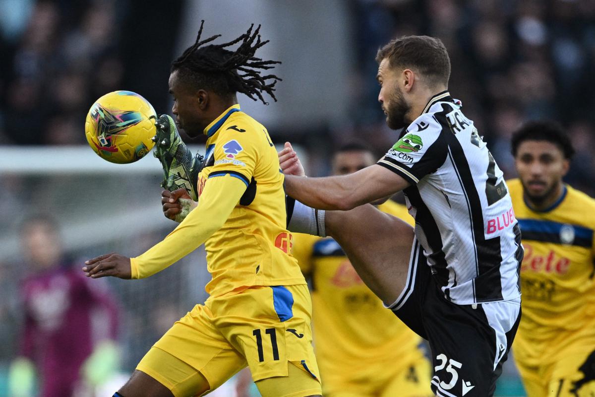 Atalanta's Ademola Lookman in action with Udinese's Jesper Karlstrom during their Serie A match at Bluenergy Stadium, Udine, Italy on Saturday