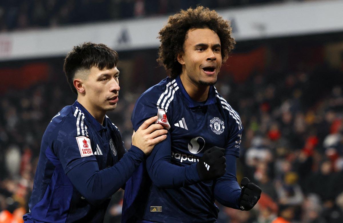 Manchester United's Lisandro Martinez and Joshua Zirkzee celebrate