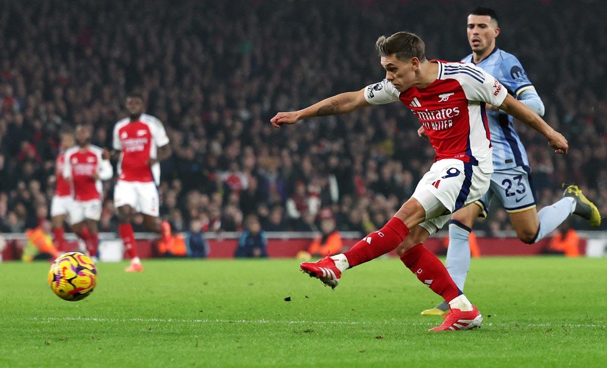 Leandro Trossard scores Arsenal's second goal