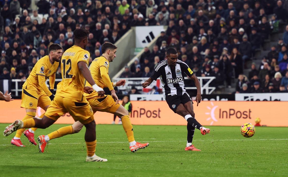 Alexander Isak scores Newcastle United's second goal