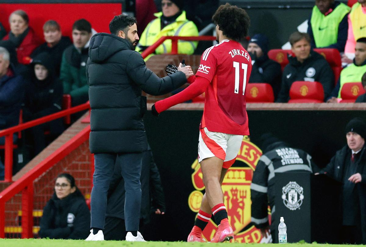 Manchester United's manager Ruben Amorim speaks to Joshua Zirkzee