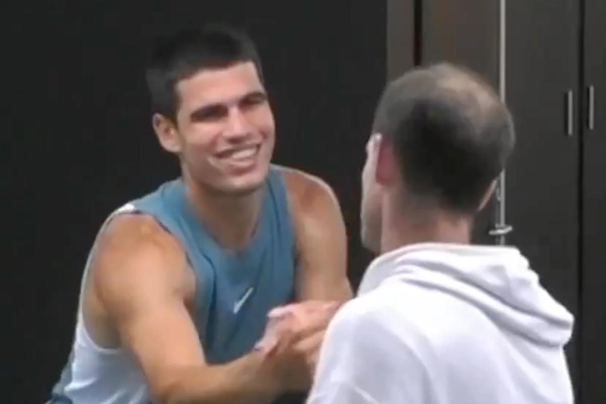 Andy Murray greets Carlos Alcaraz in the gym after the match, giving his commiserations