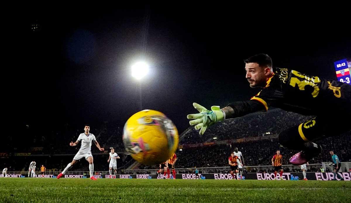 Mehdi Taremi scores