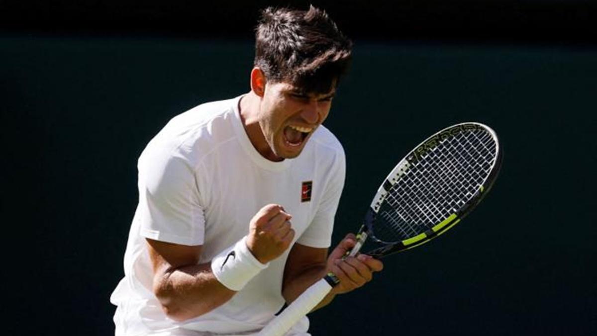 Spain's Carlos Alcaraz reacts during his first round match against Italy's Fabio Fognini