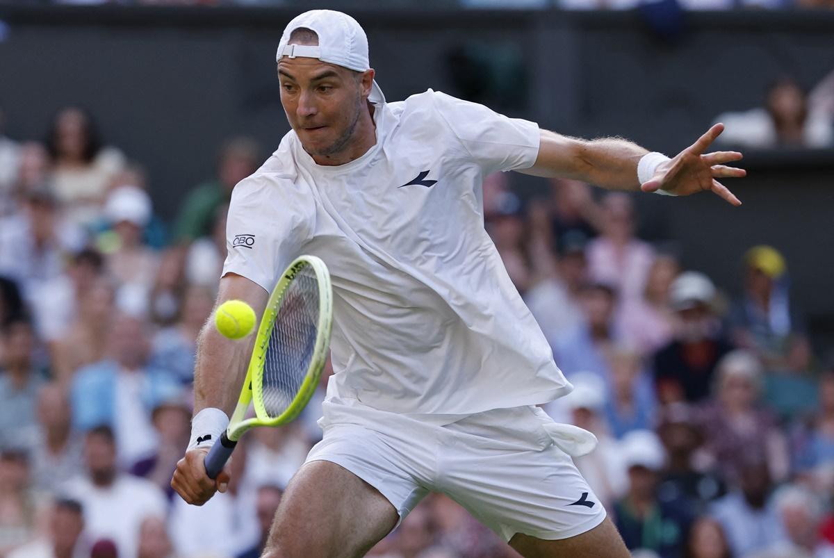 Jan-Lennard Struff makes a backhand return against Carlos Alcaraz.