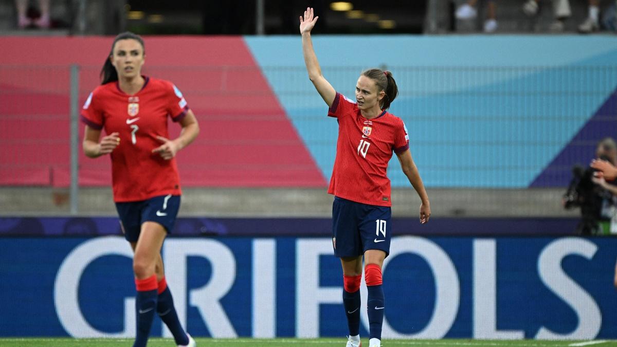 Caroline Graham Hansen celebrates scoring Norway's second goal.
