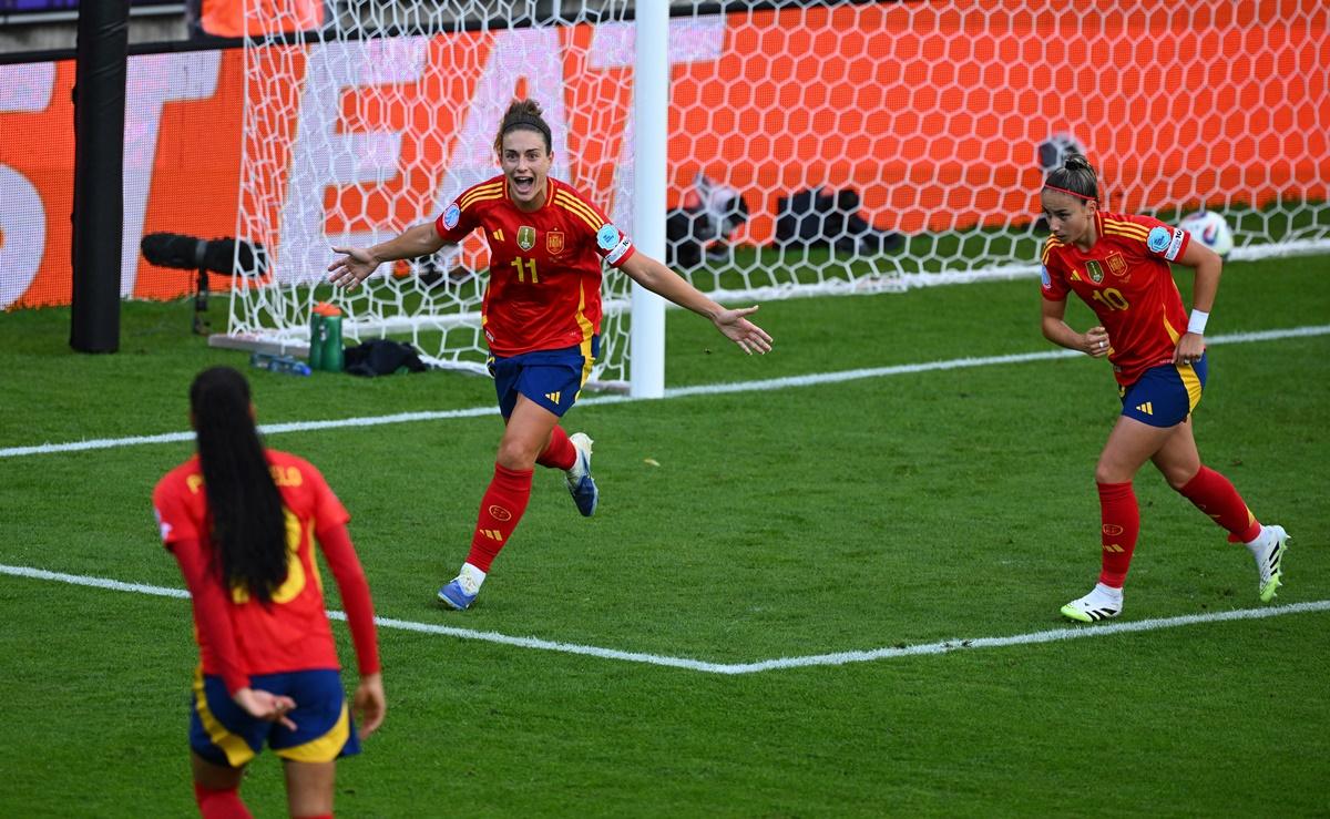 Alexia Putellas celebrates scoring Spain's sixth goal.