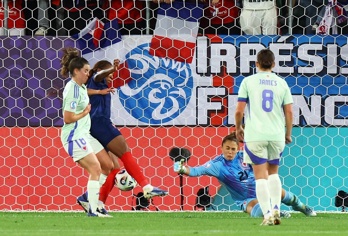 Grace Geyoro scores France's fourth goal.