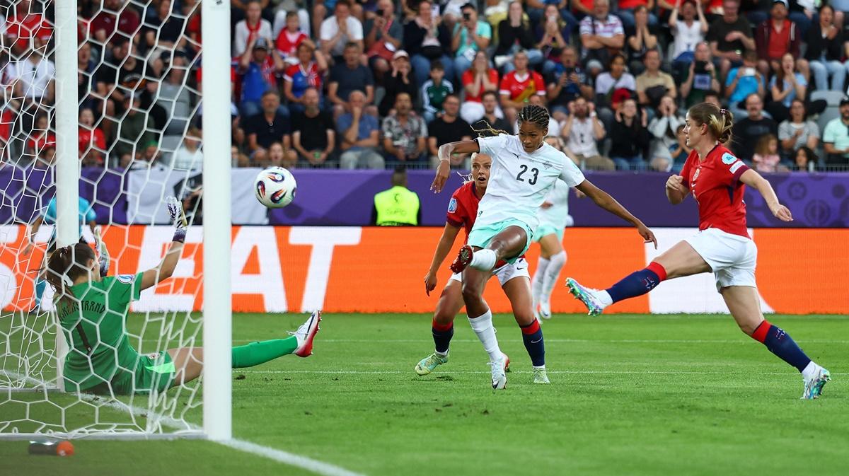 Sveindis Jonsdottir scores Iceland's first goal.