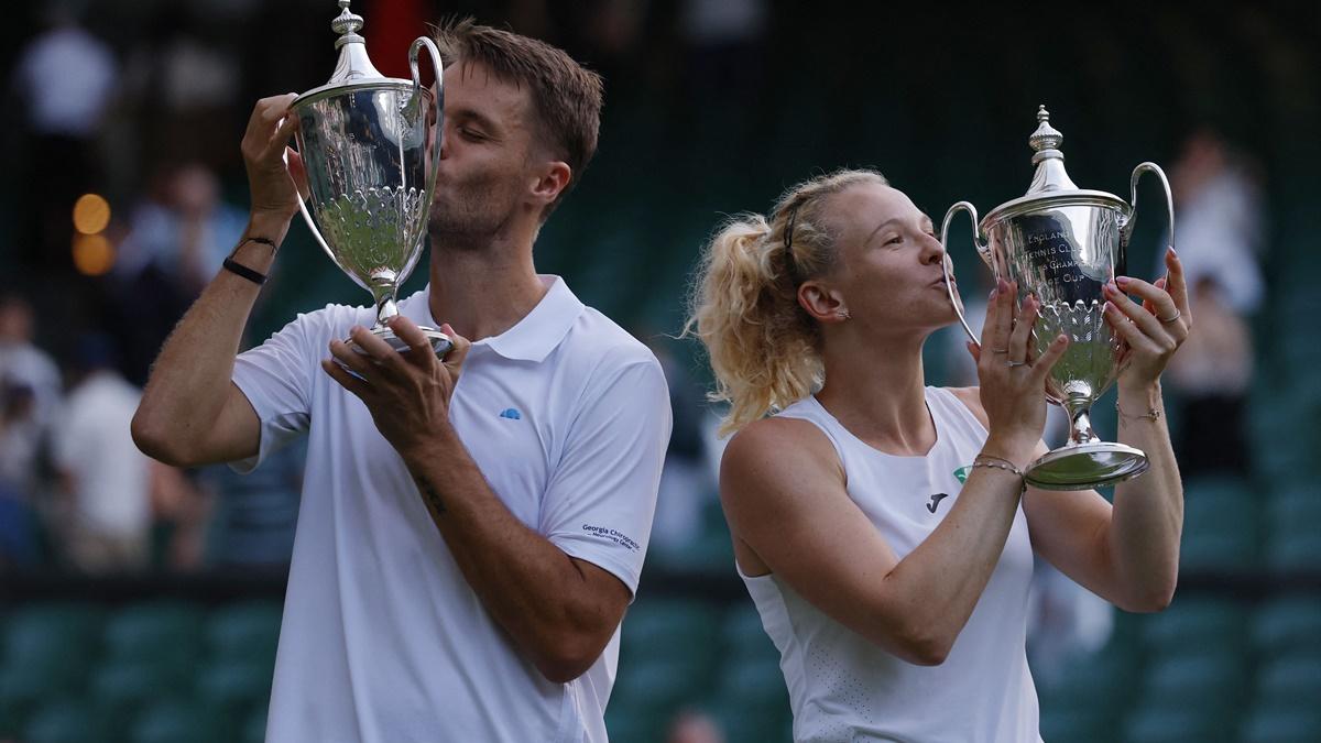 The Netherlands's Sem Verbeek and Czech Republic's Katerina Siniakova celebrate with the trophy after winning the Wimbledon mixed doubles final against Britain's Joe Salisbury and Brazil's Luisa Stefani at the All England Lawn Tennis and Croquet Club, London, on Thursday.