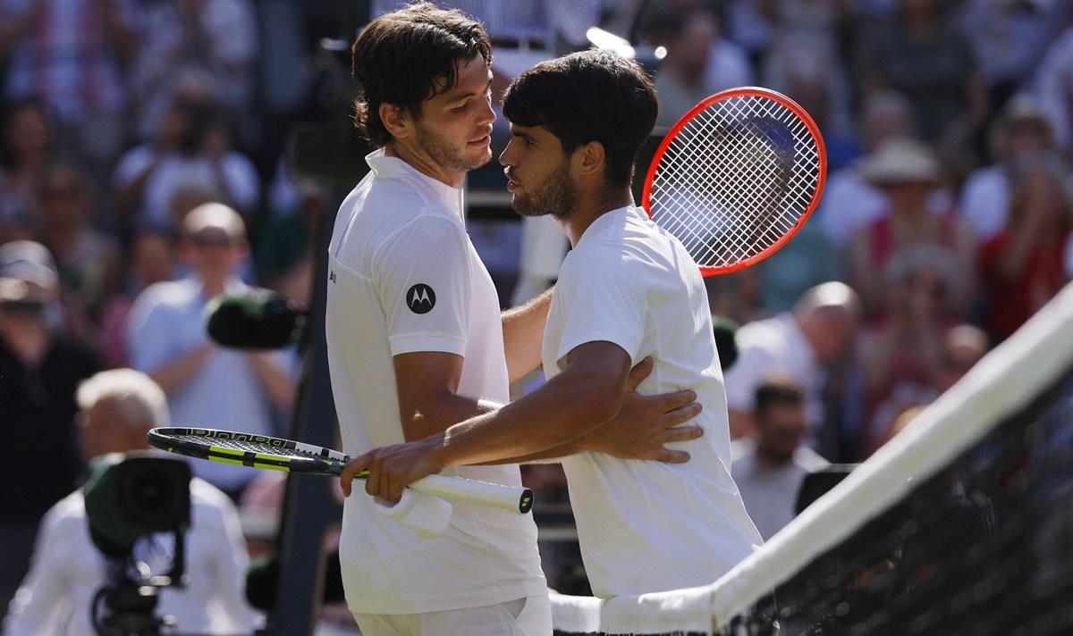 Carlos Alcaraz and Taylor Fritz embrace after their semi-final.
