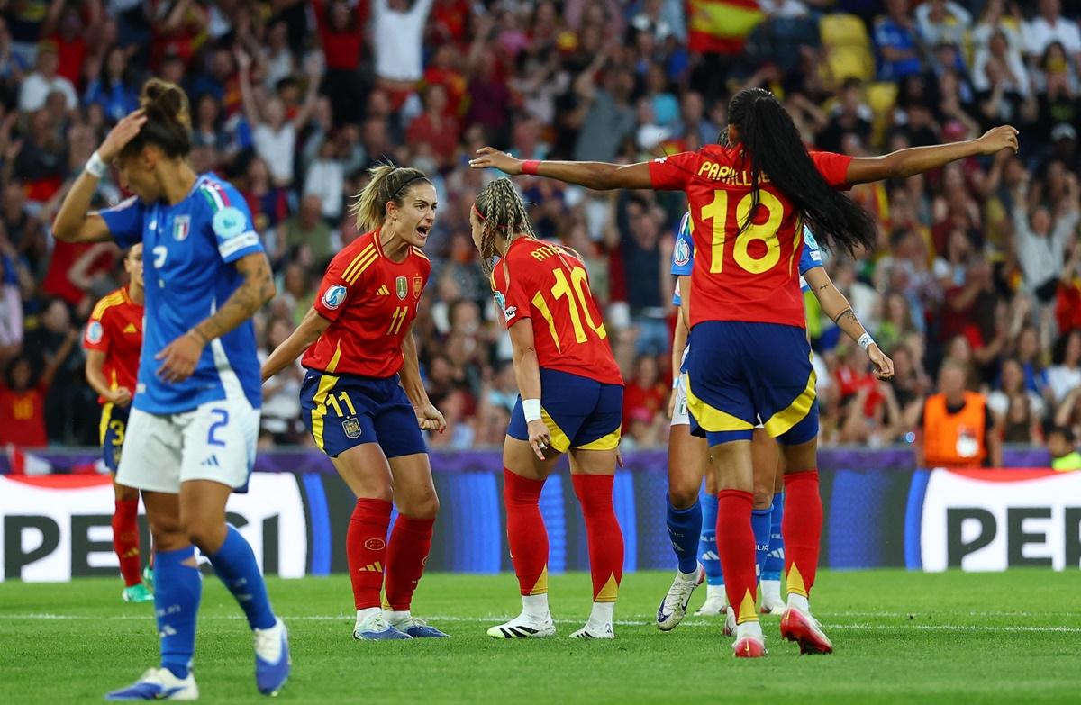 Athenea celebrates scoring Spain's first goal with Salma Paralluelo and Alexia Putellas.