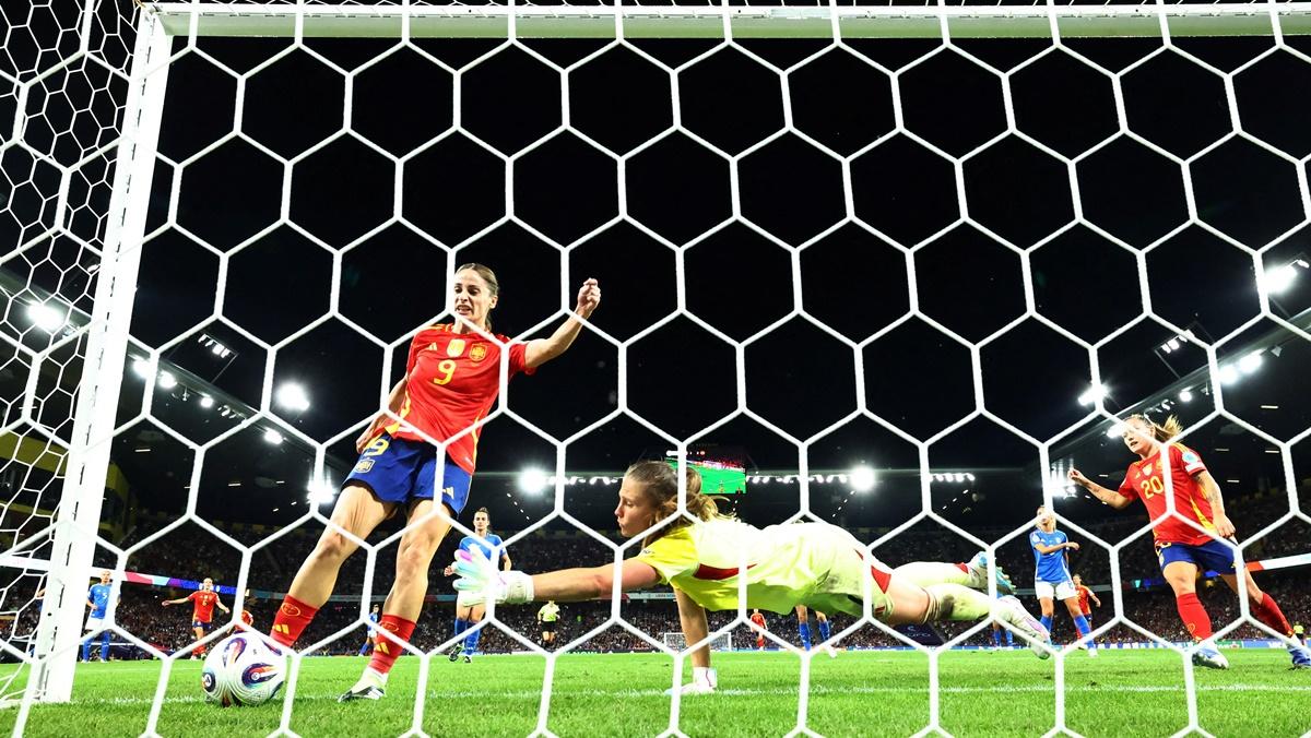 Esther Gonzalez scores Spain's third goal past Italy's Laura Giuliani during the Women's Euro 2025 Group B match at Stadion Wankdorf, Bern, Switzerland, on Friday.