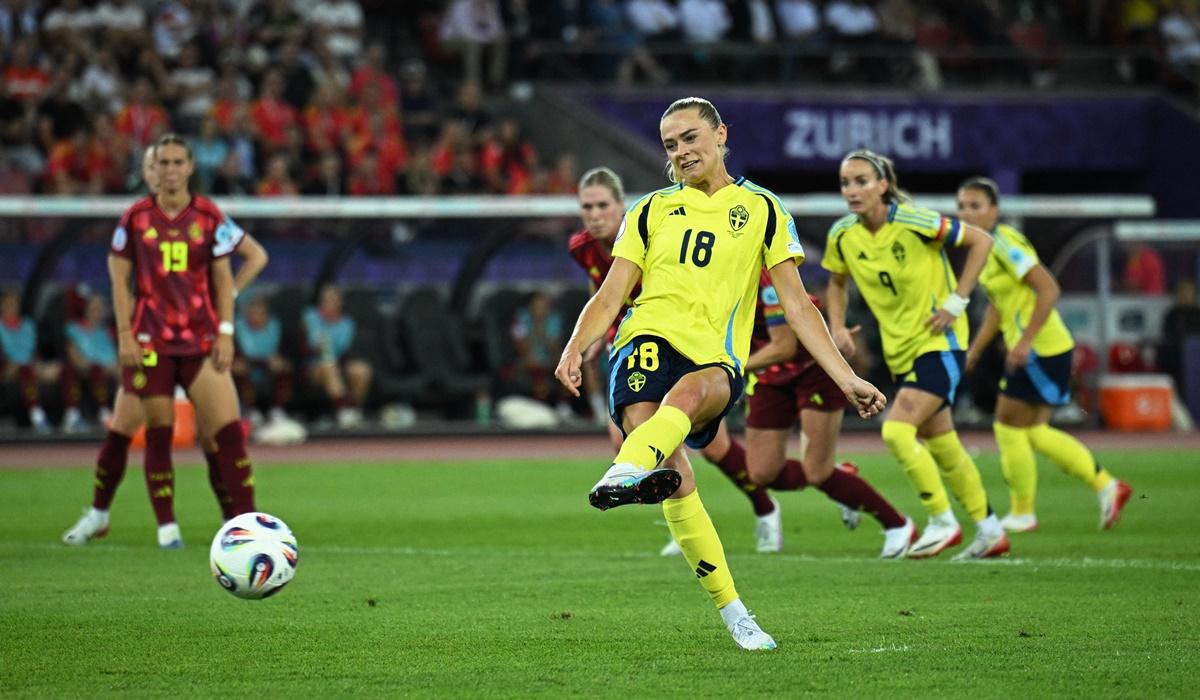 Fridolina Rolfo scores Sweden's third goal from the penalty spot.