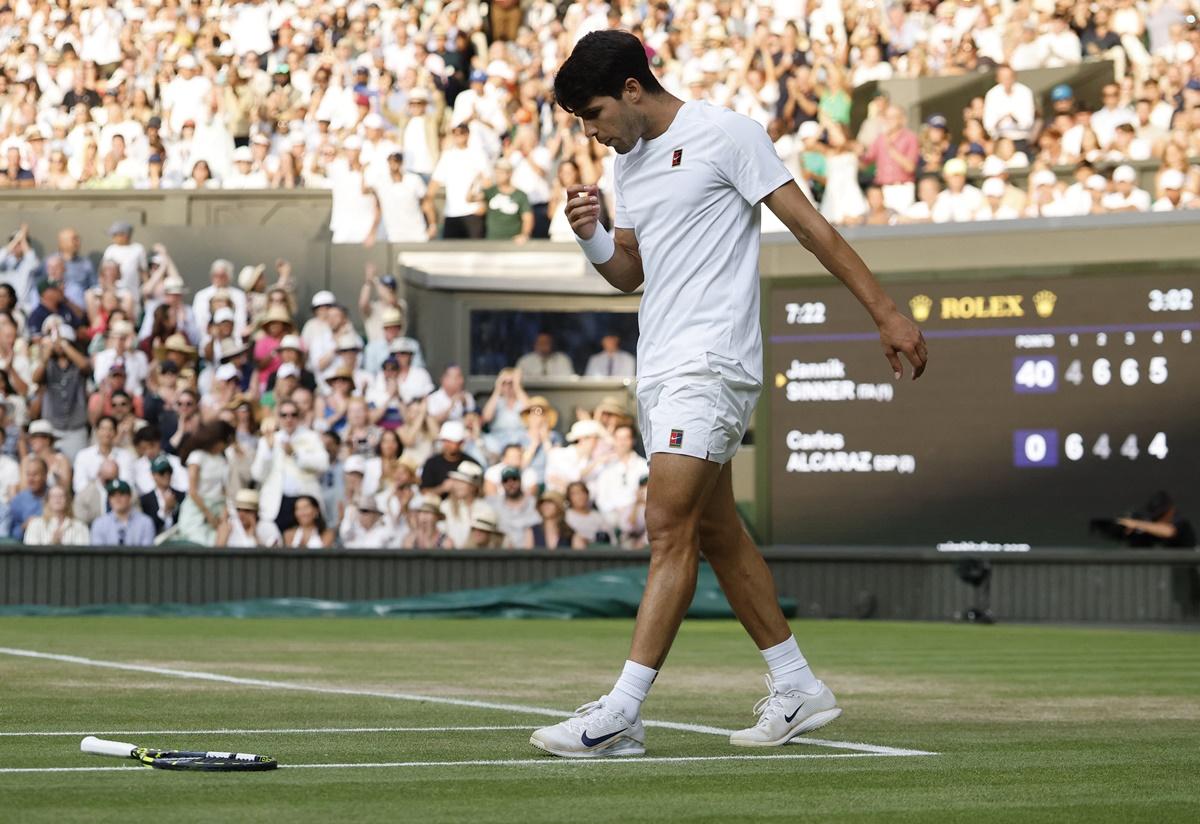 Carlos Alcaraz reacts after Jannik Sinner goes up 40-0 at 5-4 in the fourth set.