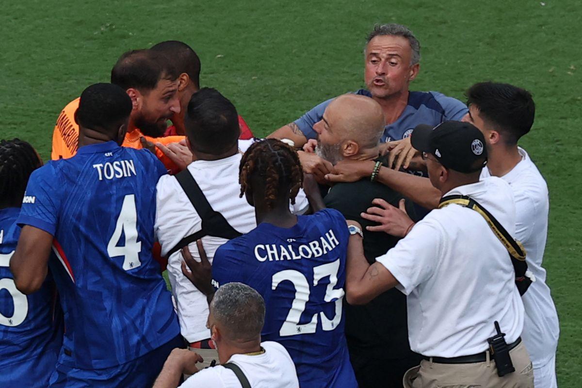 Chelsea manager Enzo Maresca clashes with Paris St Germain's Gianluigi Donnarumma as Paris St Germain coach Luis Enrique looks on after the match