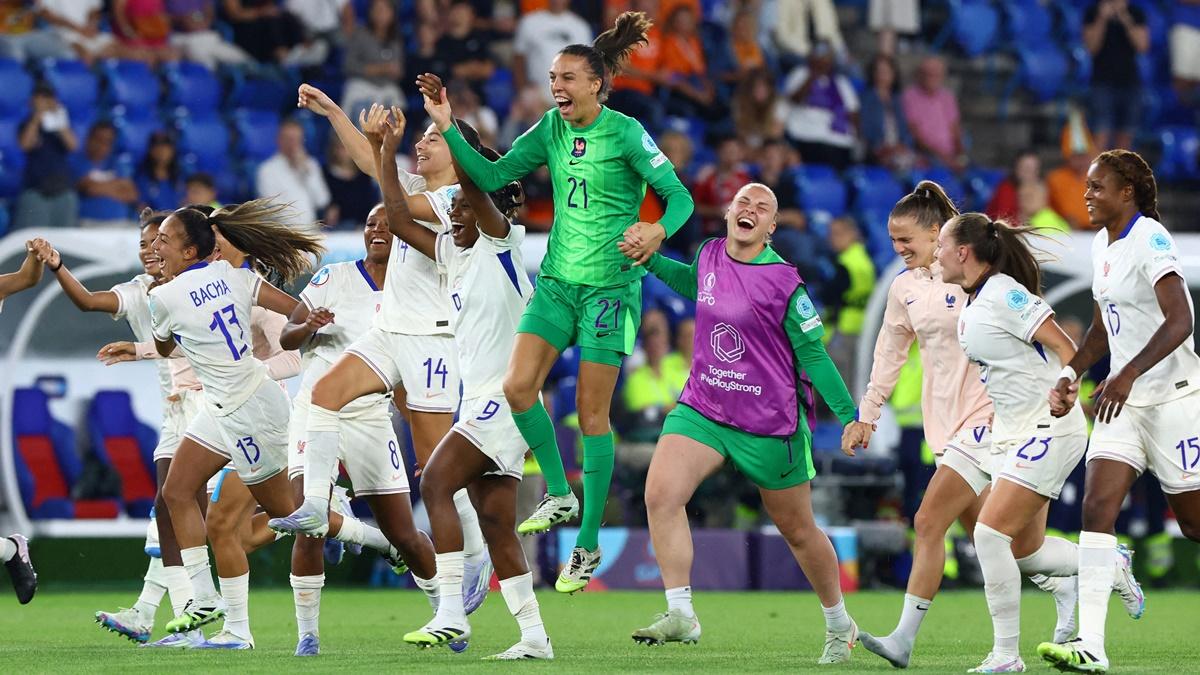 France's players celebrate victory over the Netherlands and taking the top spot in  Group D of the women's Euro 2025, at St. Jakob-Park, Basel, Switzerland.