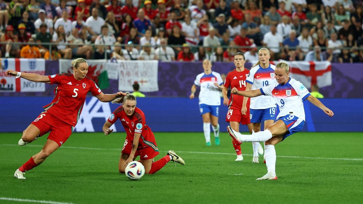 Beth Mead scores England's fifth goal.