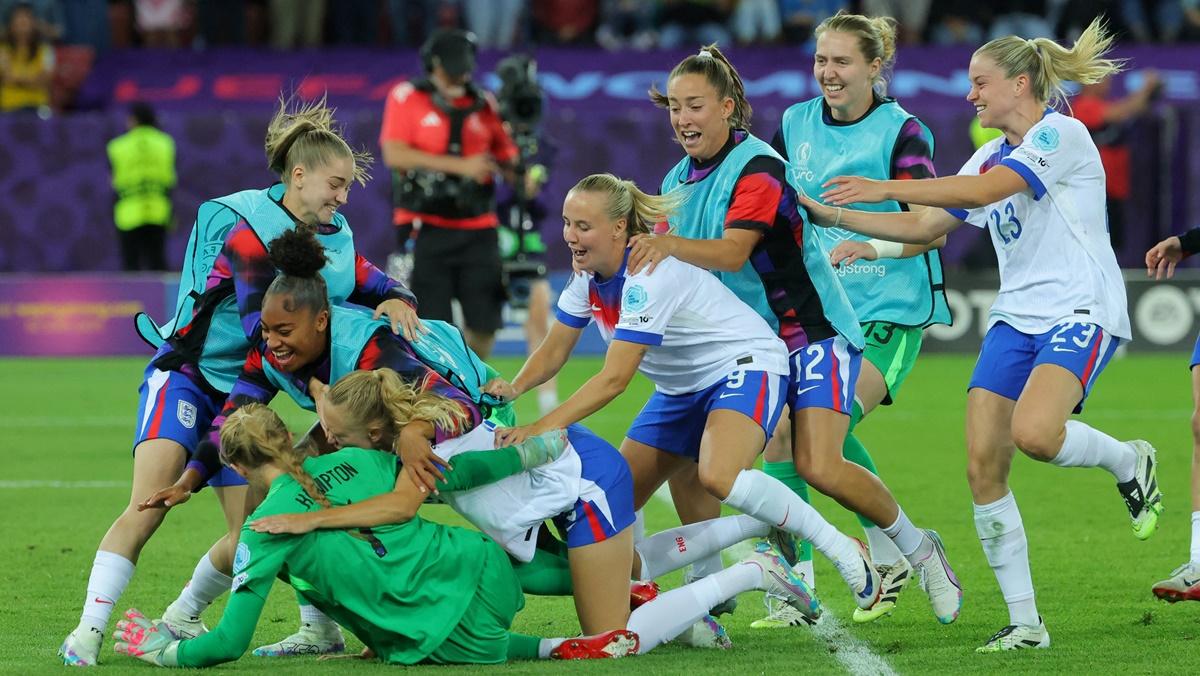 England's players  celebrate with goalkeeper Hannah Hampton after winning the penalty shoot-out in the women's Euro 2025 quarter-final against Sweden v England - Stadion Letzigrund, Zurich, Switzerland, on Thursday.
