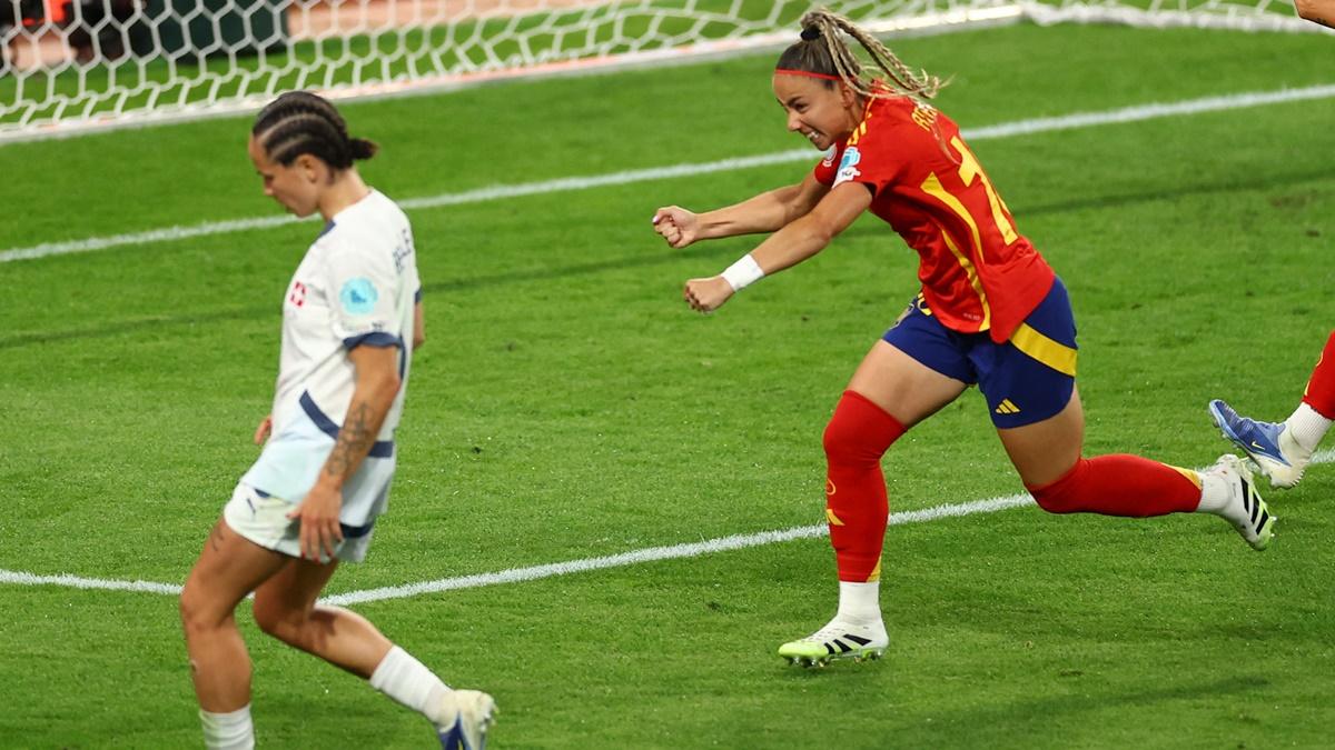 Athenea del Castillo celebrates scoring Spain's first goal.