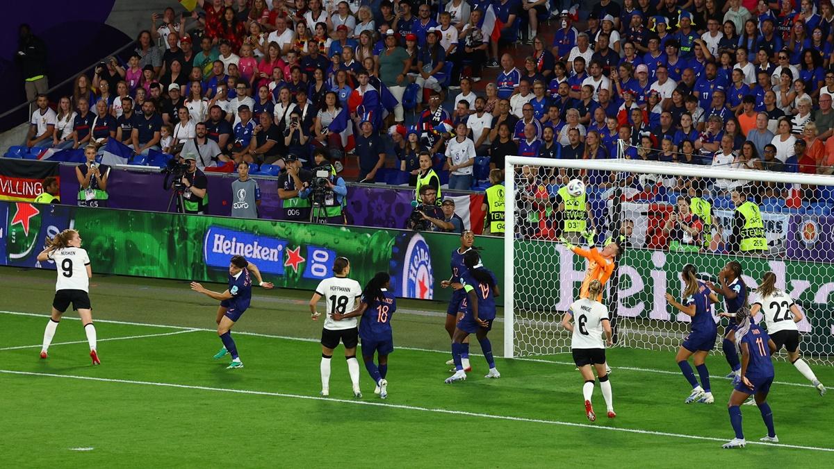 Sjoeke Nusken heads the ball past France goalkeeper Pauline Peyraud-Magnin to restore parity for Germany.