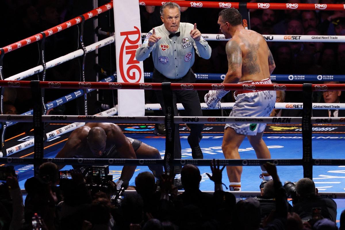 The referee steps in as Oleksandr Usyk knocks down Daniel Dubois. 