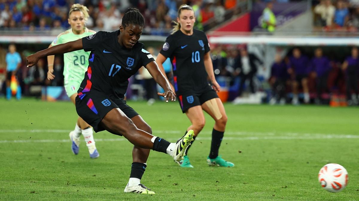 Substitute Michelle Agyemang (No.17) shoots into Italy's goal late in stoppage time to draw England level.