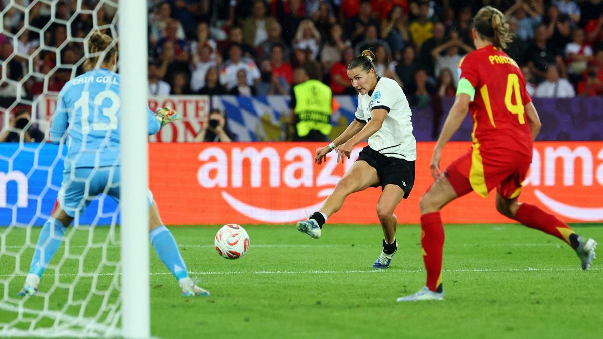  Germany's Carlotta Wamser shoots at the Spanish goal.
