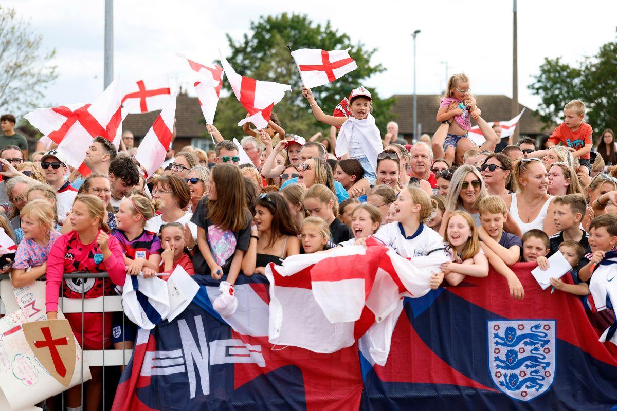 England fans wait to greet the victiorious team 