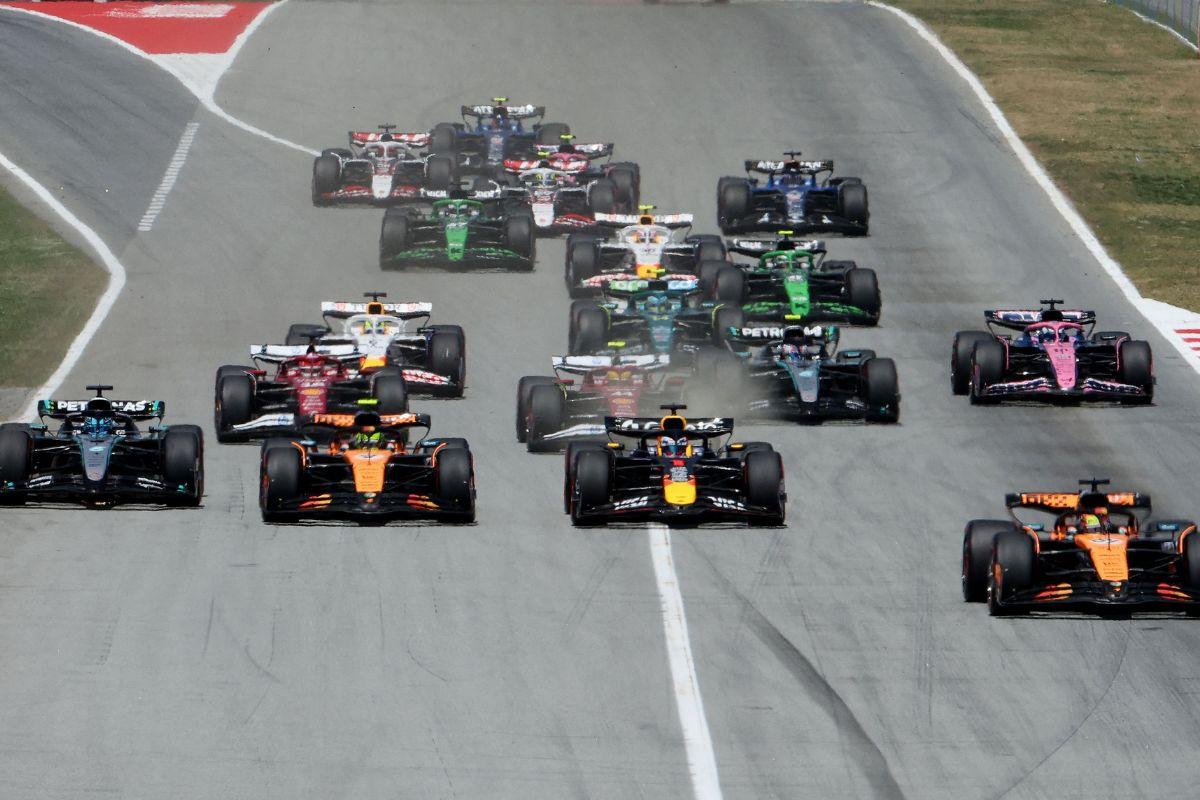 McLaren's Oscar Piastri leads pack ahead of Red Bull's Max Verstappen and McLaren's Lando Norris at the start of the race