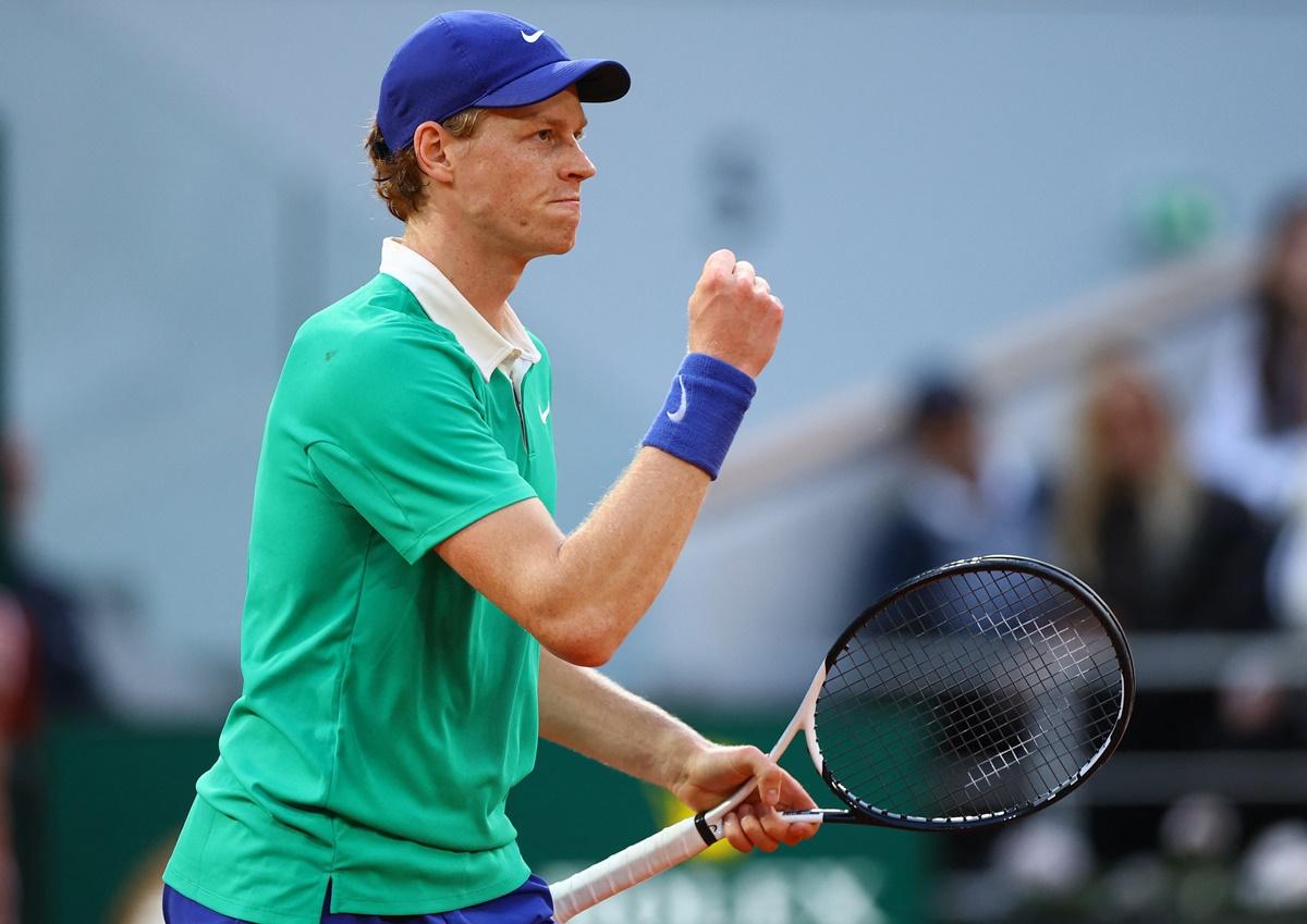 Jannik Sinner celebrates winning the second set.