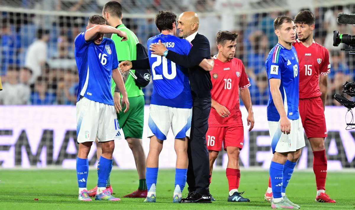 Italy coach Luciano Spalletti celebrates with his players