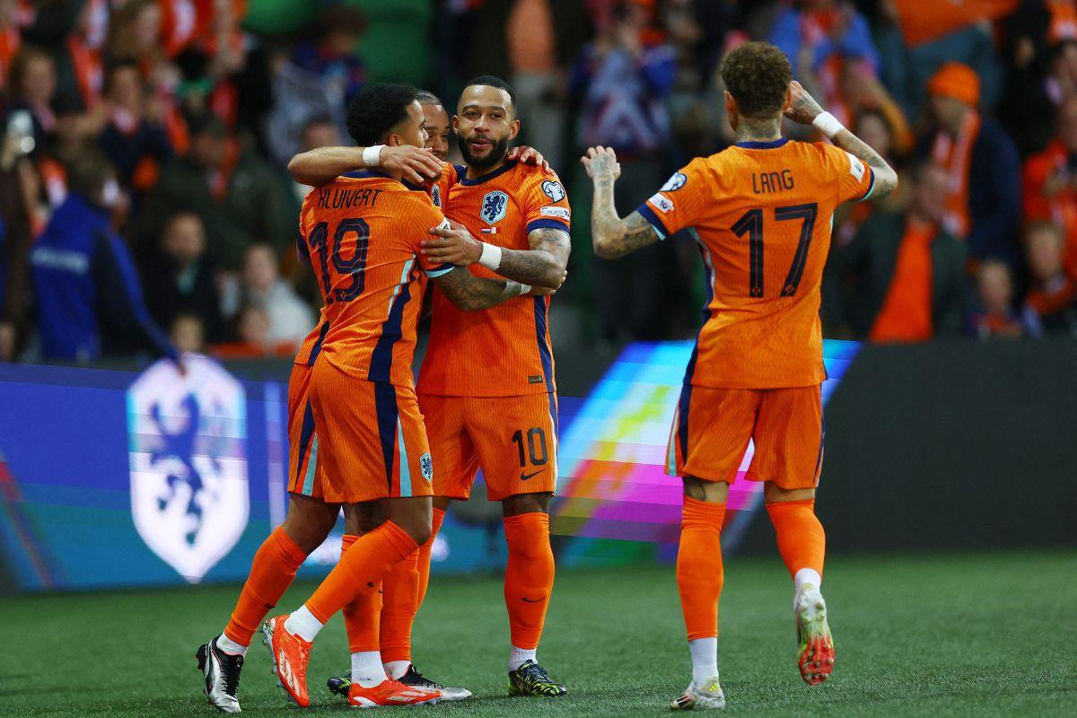Netherlands' Xavi Simons celebrates scoring their fourth goal with Justin Kluivert, Memphis Depay, and Noa Lang 