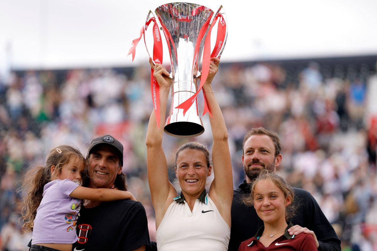 Germany's Tatjana Maria lifts the trophy as she celebrates with her husband Charles-Edouard Maria and daughters Charlotte and Cecilia after winning the final against Amanda Anisimova of the US to win the Queen's Club Championships in Queen's Club, London, Britain on Sunday