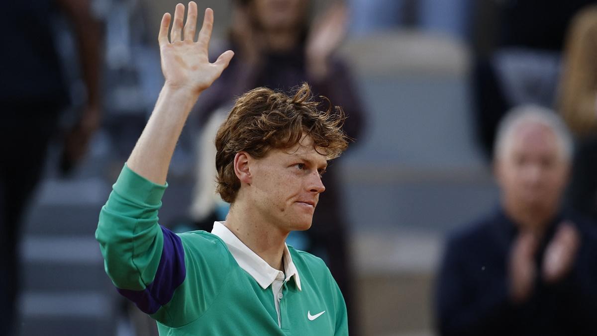 Italy's Jannik Sinner waves to the crowd as he walks off court after the French Open men's singles final to Spain's Carlos Alcaraz at Roland Garros, Paris, France, June 8, 2025.