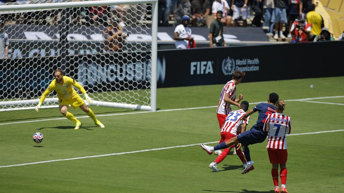 Senny Mayulu scores Paris St Germain's third goal.