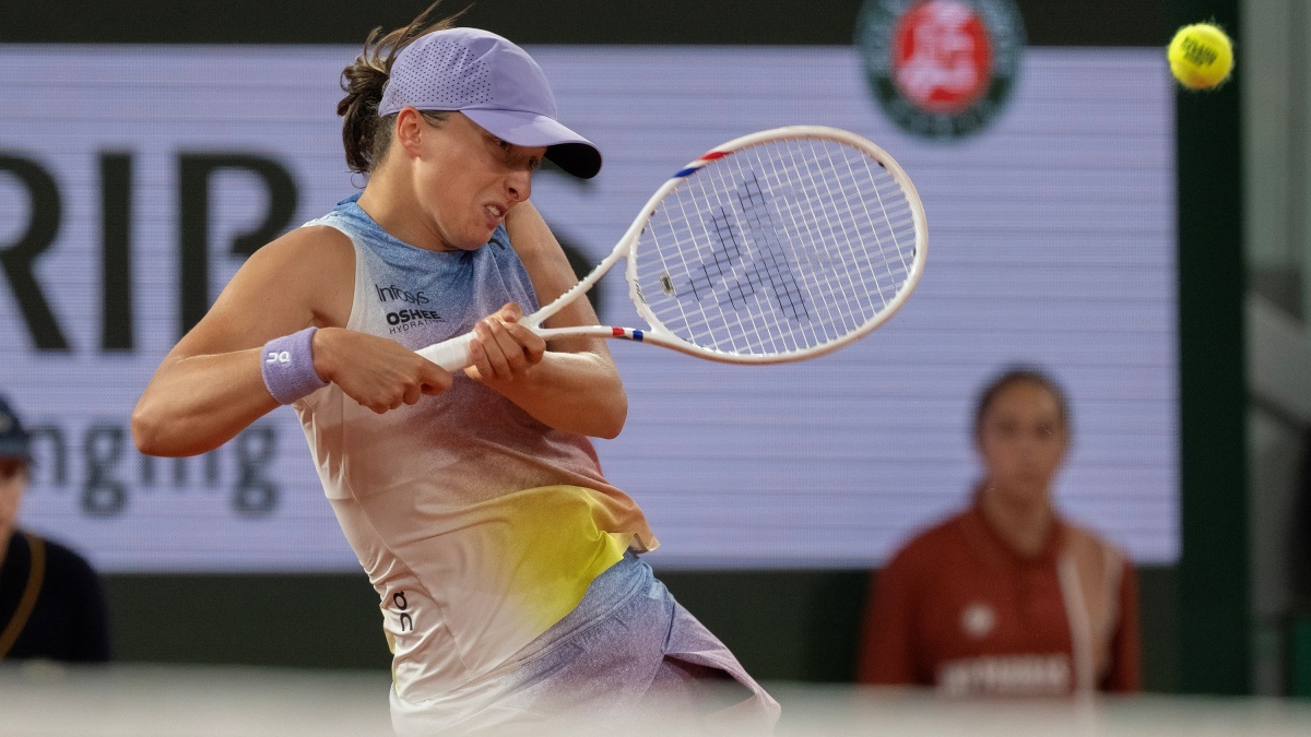 Swiatek survives wind, rain, and errors to advance