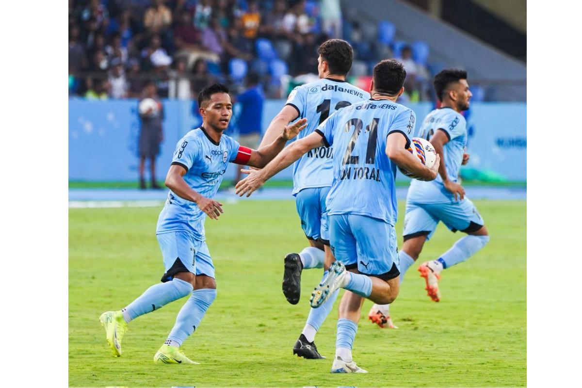 Mumbai City FC player celebrate a goal by Jon Toral during the match against Mohun Bagan Super Giant