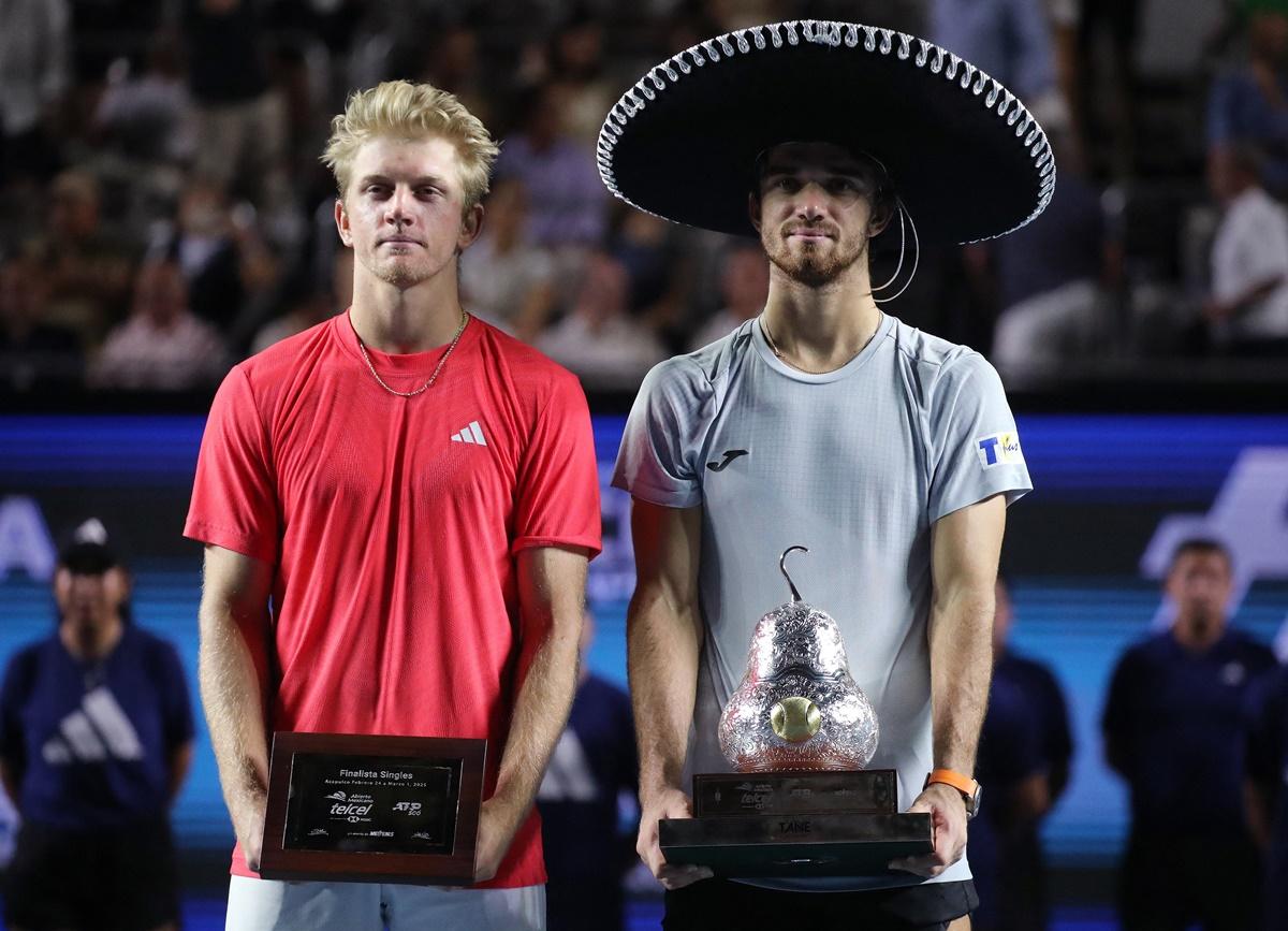 Alejandro Davidovich Fokina and Tomas Machac pose with their trophies.