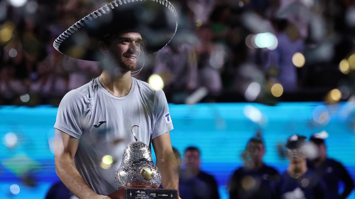 The Czech Republic's Tomas Machac celebrates with the trophy after defeating Spain's Alejandro Davidovich Fokina in the final of the Mexican Open at Arena GNP Seguros, Acapulco, on Saturday.