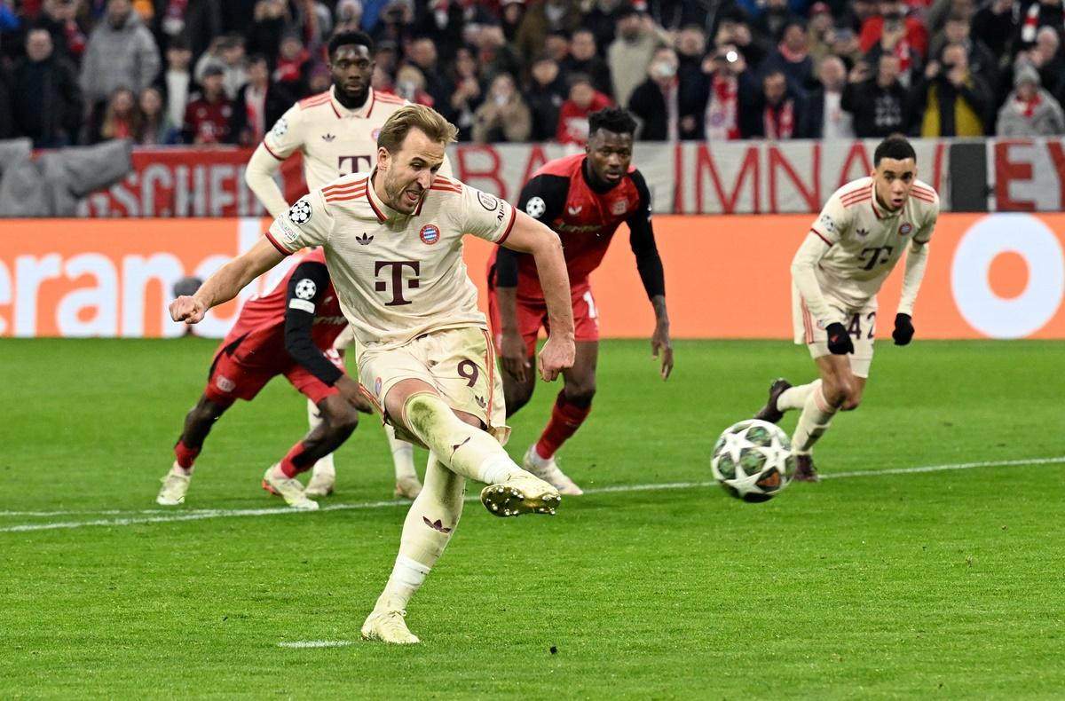 Harry Kane scores Bayern Munich's third goal from the penalty spot.