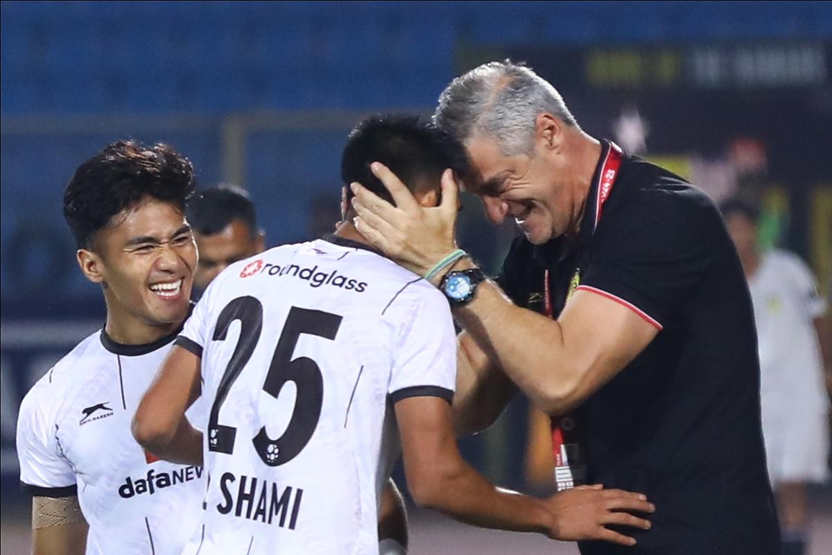 Shani Singamayum celebrates with coach Panagiotis Dilmperis after scoring