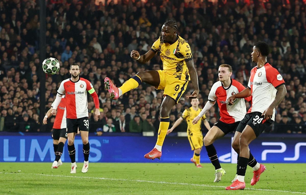 Marcus Thuram scores Inter Milan's first goal during the Champions League Round of 16 first leg against Feyenoord at Feyenoord stadium, Rotterdam, the Netherlands.