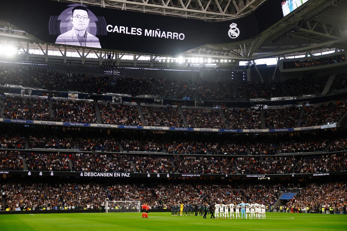 General view during a minutes silence in memory of FC Barcelona doctor Carles Minarro Garcia before the La Liga match between Real Madrid and Rayo Vallecano on Sunday 